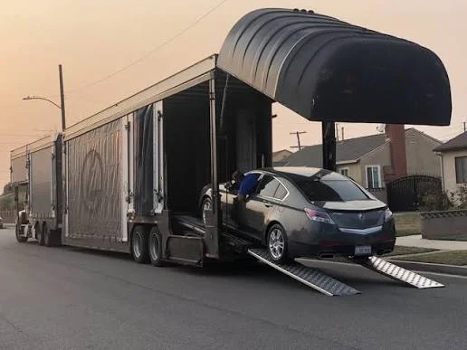 Enclosed vehicle carrier